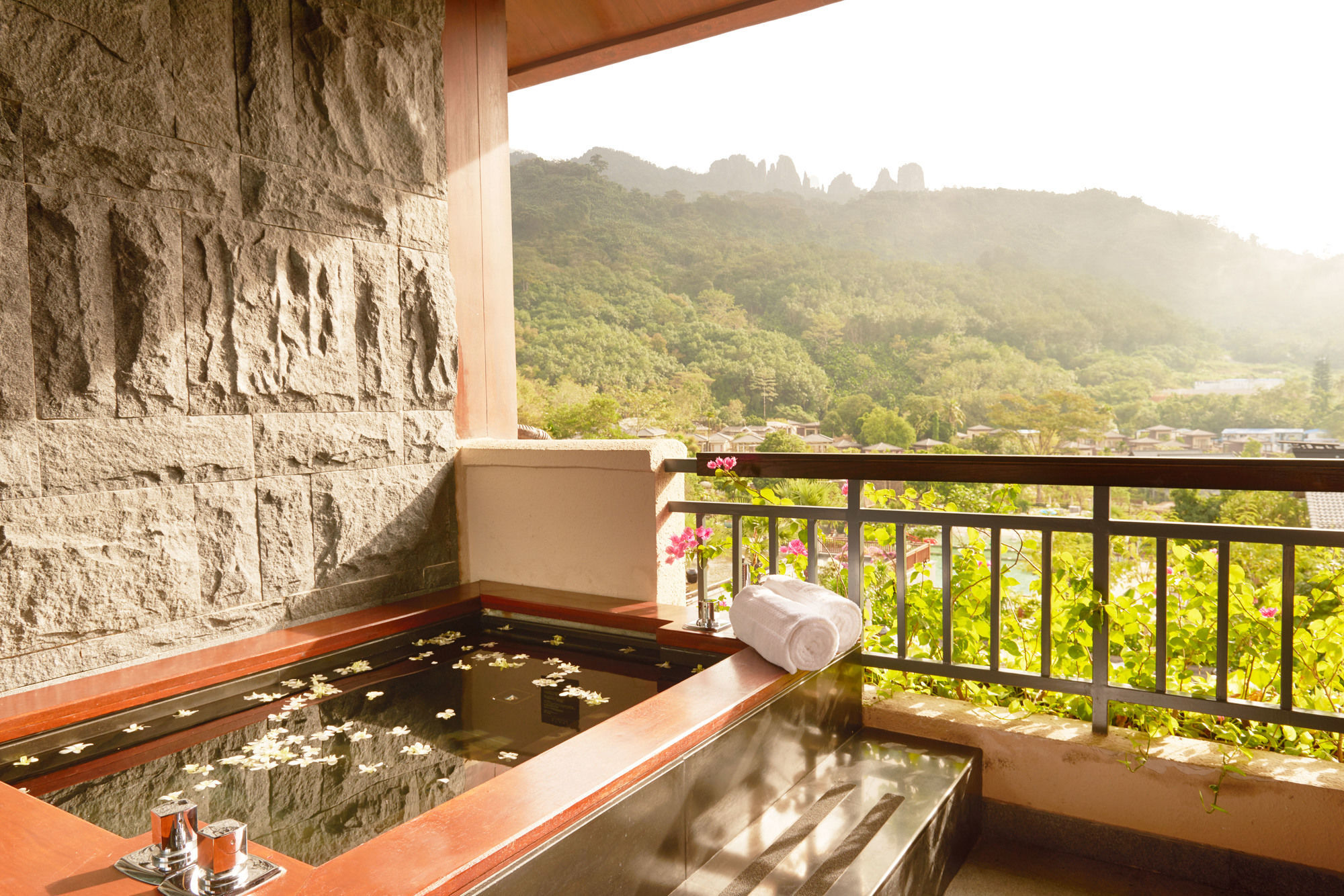 Doubletree Resort By Hilton Hotel Hainan - Qixianling Hot Spring Baoting Exteriör bild